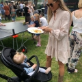 Ruilde fashionista Maike Beunk haar krulset, make-up en top feestjes in voor bankhangen met de baby?!